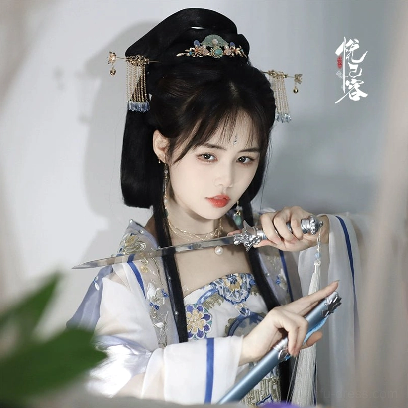 Hanfu model wearing traditional Chinese butterfly hairpins and forehead ornament with blue and white Tang-style Hanfu costume
