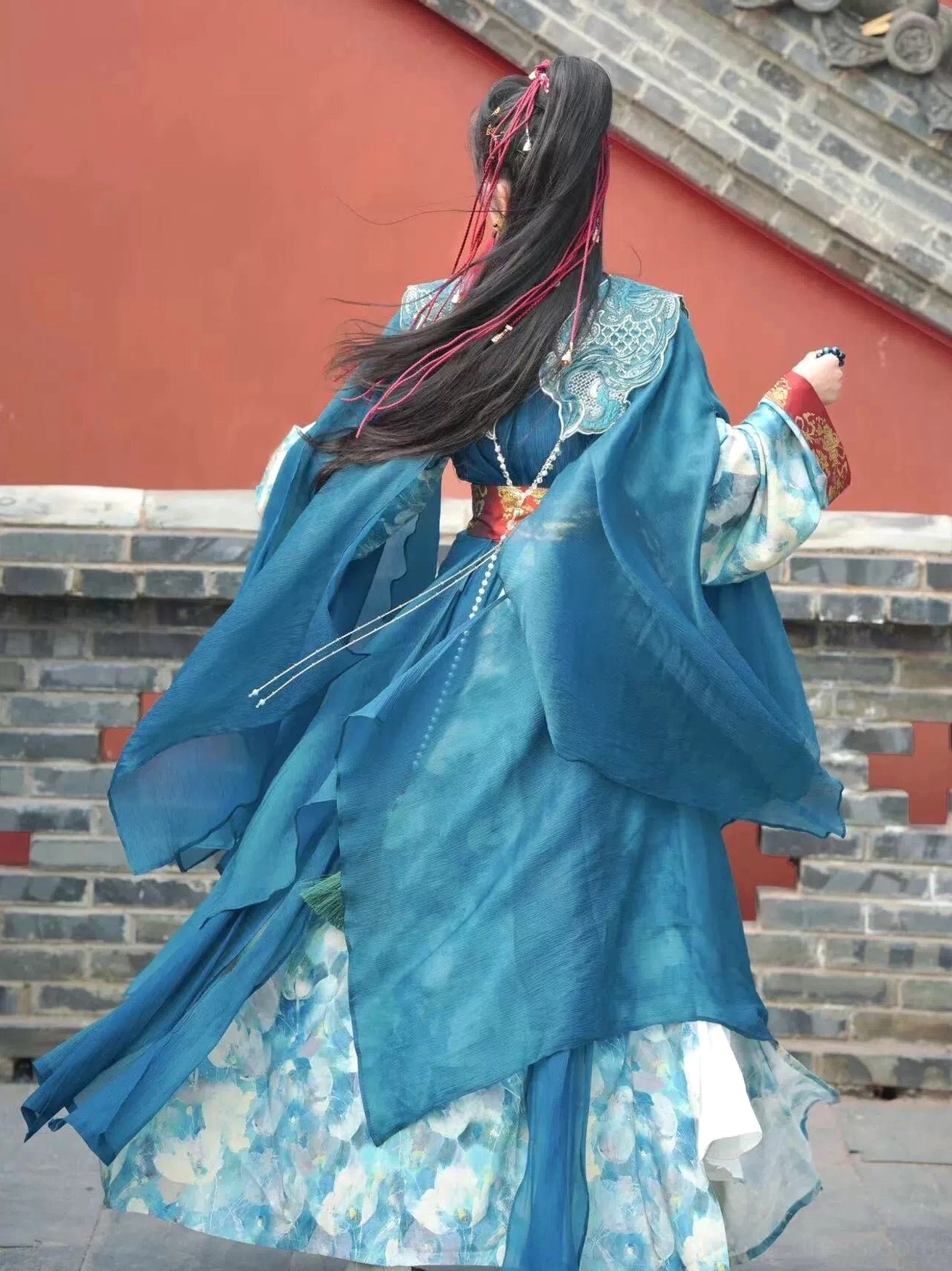 Back view of Azure Dragon Wei Jin xianxia Hanfu costume with flowing blue coat hem, cloud collar, and waist tassel details