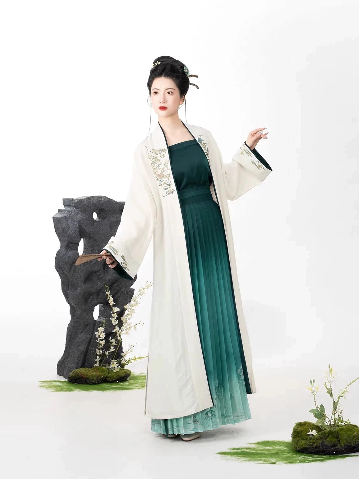 Side view of Bamboo Boat modern Song Dynasty Hanfu outfit with flowing long sleeve cardigan and gradient pleated wrap skirt