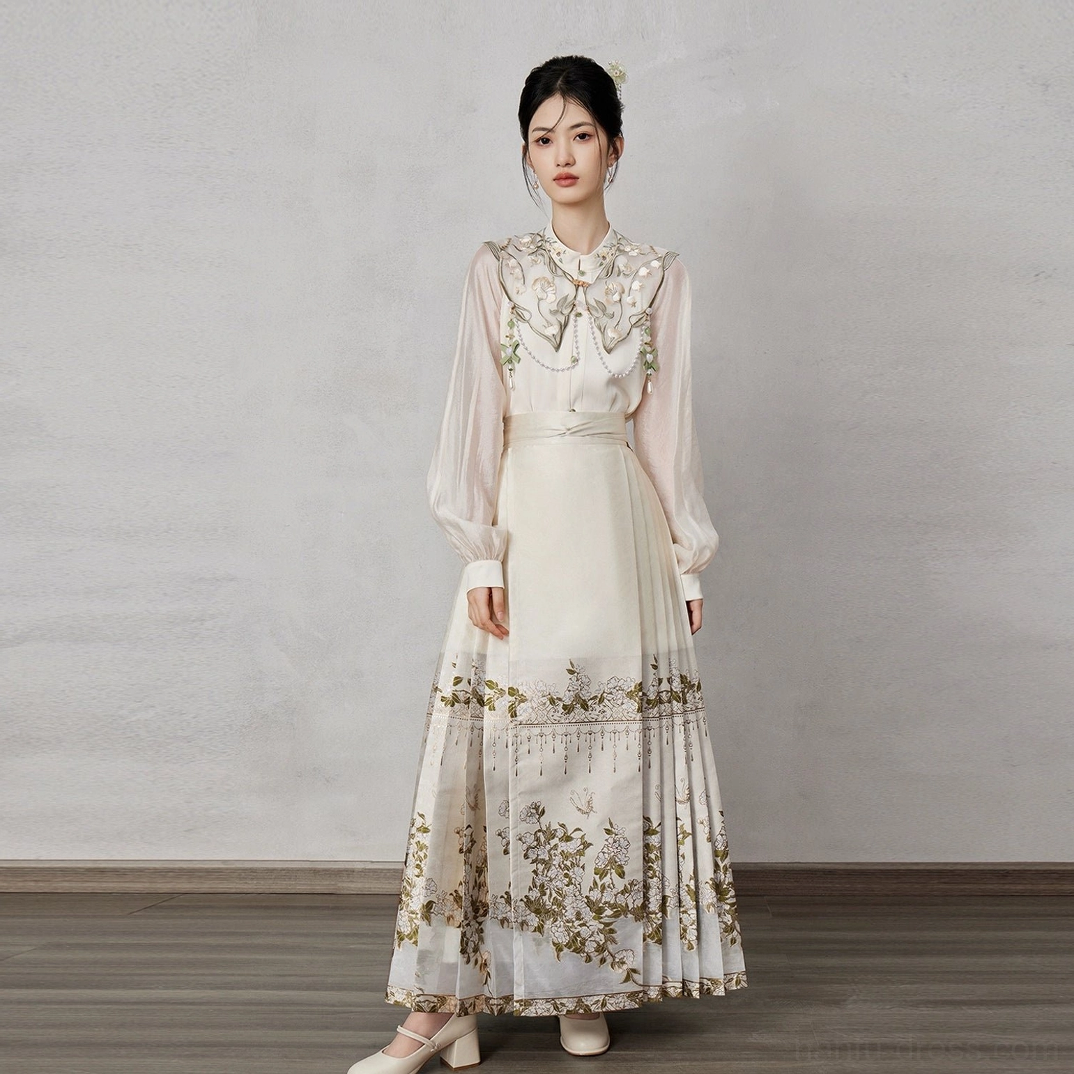 Beige and green modern Ming Dynasty Hanfu with embroidered stand collar bishop sleeve blouse and pleated floral mamianqun horse face skirt