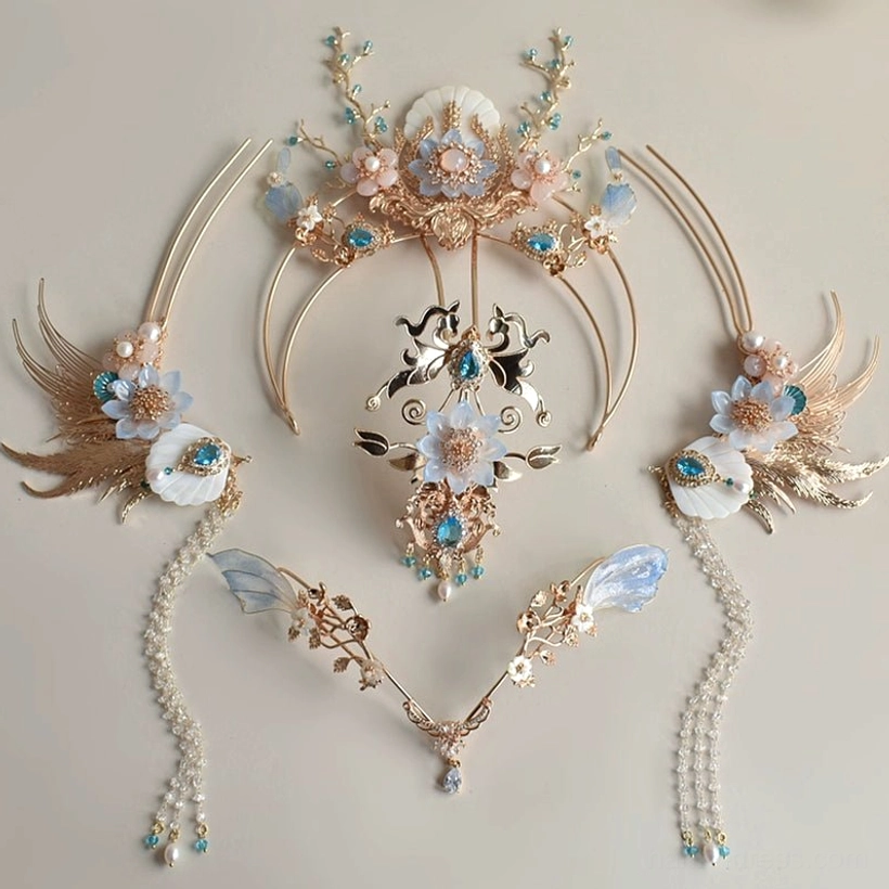 Complete Bihai Ballad Hanfu hair accessory set flat lay including gold and blue crown, forehead chain, wing-shaped hairpins, pearl tassels, and side ornaments
