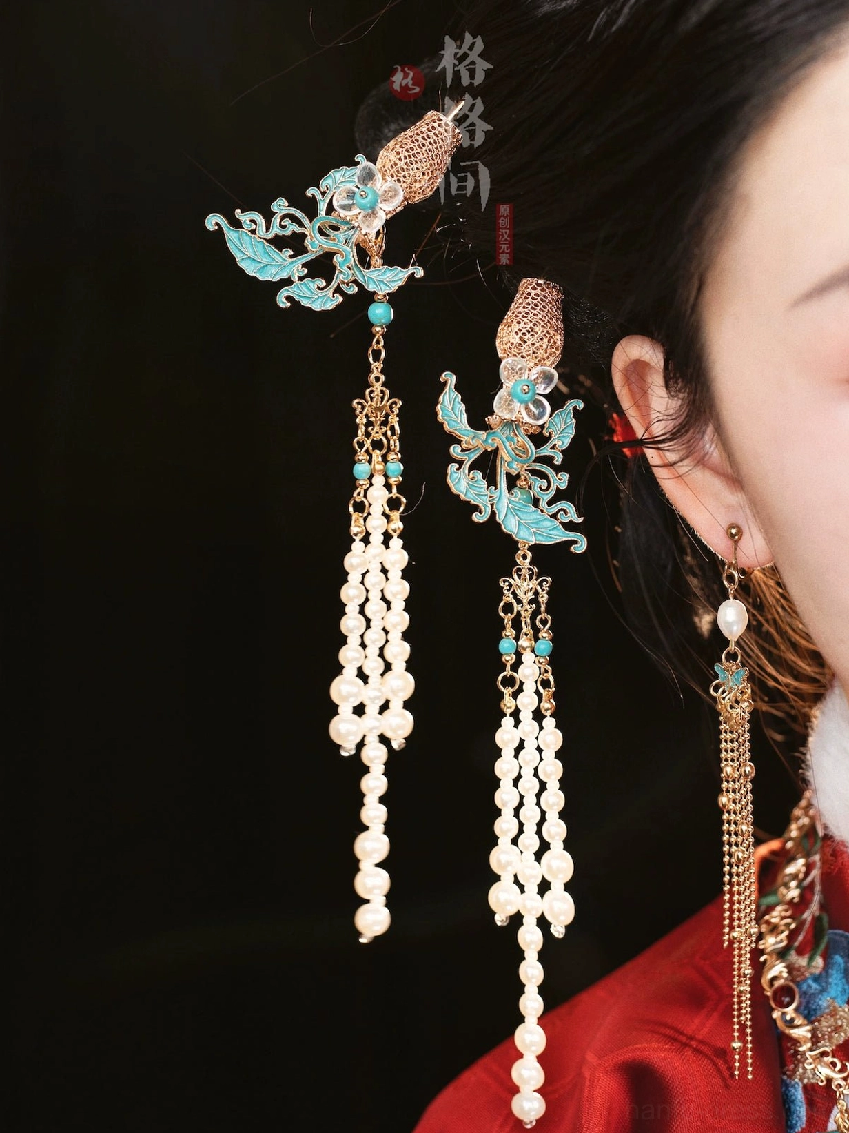 Blue cloisonne pearl tassel Hanfu hair pins worn with red embroidered Chinese wedding Hanfu side hairstyle