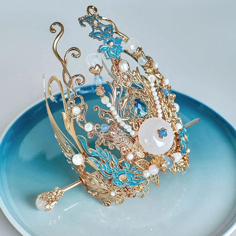 Detailed blue and white Hanfu hair crown with gilded metal frame, enamel-style patterns, pearl accents, imitation white jade, gemstones, and matching hairpin
