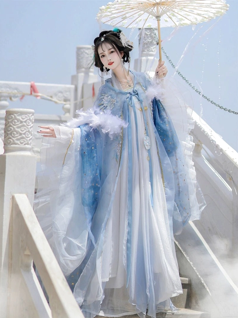 Blue and white Tang Dynasty Hanfu Qixiong Ruqun complete set styled with feather-trimmed cloak and oiled paper umbrella