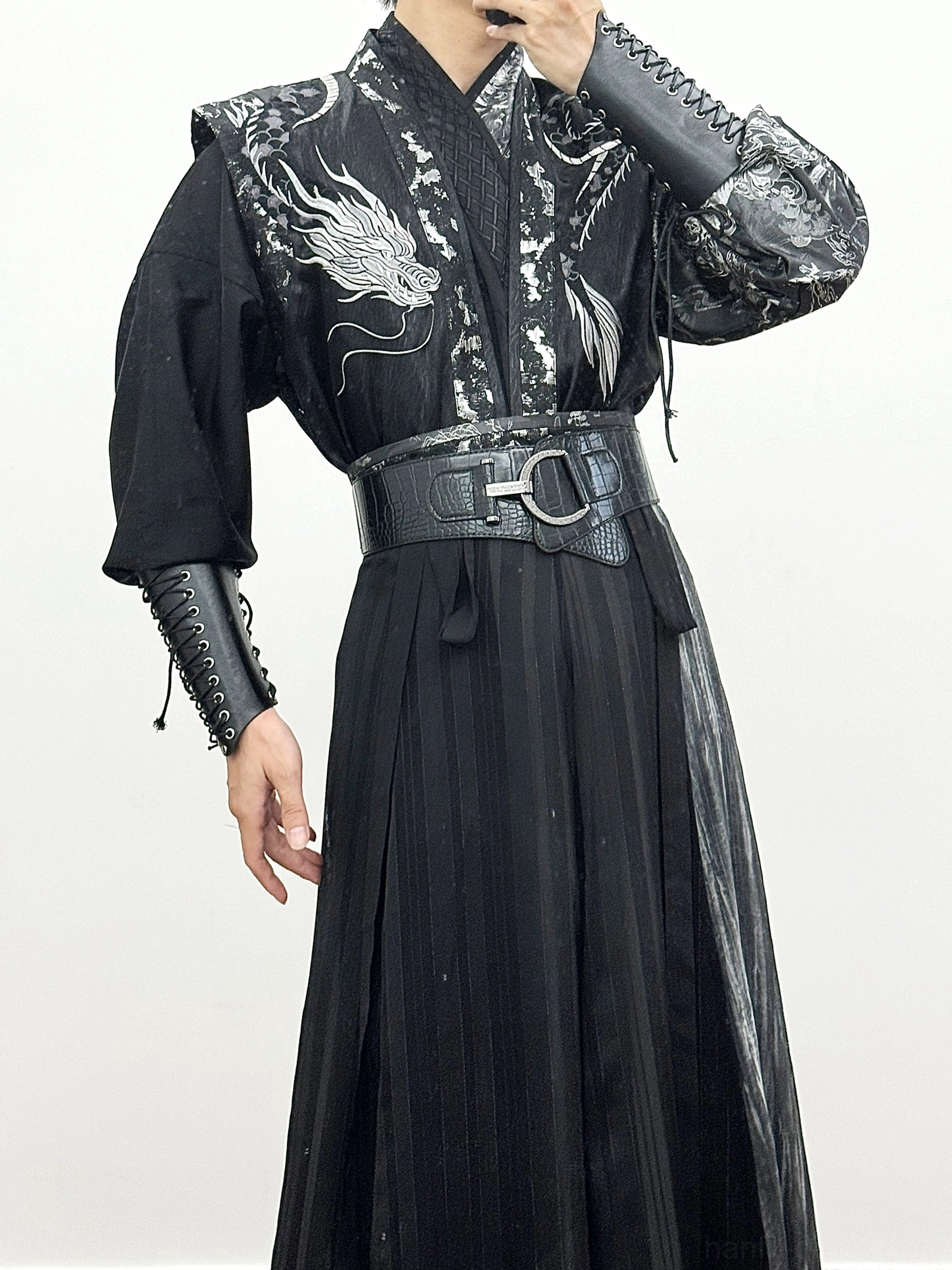Canglan black dragon wuxia hanfu complete set clothing detail with silver embroidered cross-collar top, double-ring belt and pleated skirt