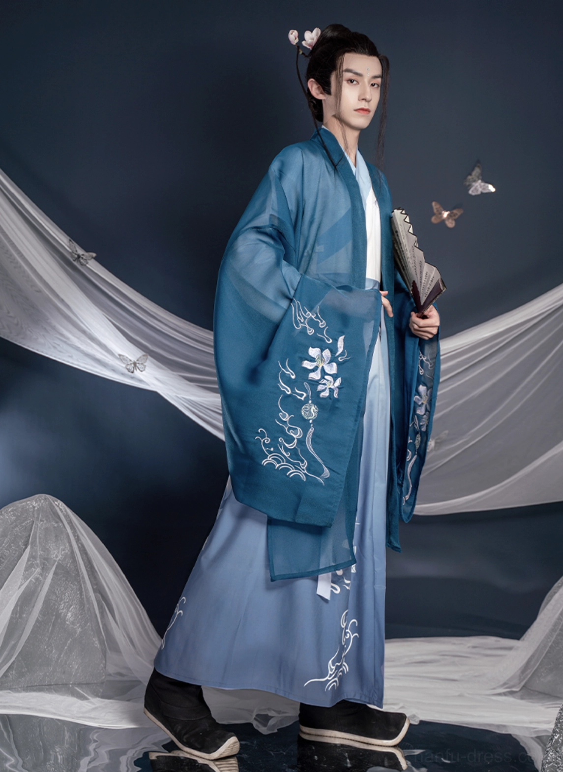 Blue Wei Jin wuxia hanfu for men complete set with deep blue wide sleeve robe, white flower embroidery and matching embroidered Qiyao ruqun skirt