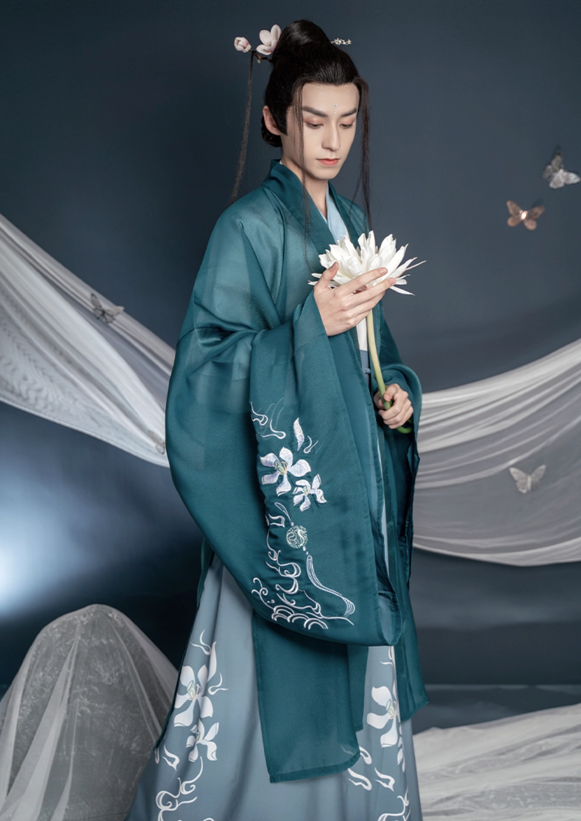Teal Wei Jin wuxia hanfu for men complete set with wide sleeve outer robe, white floral cloud embroidery, light blue cross collar top and embroidered Qiyao ruqun skirt