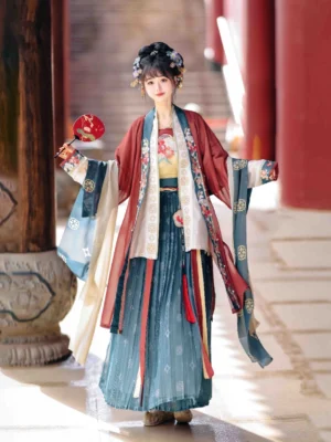 Song Dynasty Hanfu model beside an ancient wooden pillar wearing a brick red beizi, teal pleated skirt, embroidered cuffs and collar, and holding a traditional round silk fan