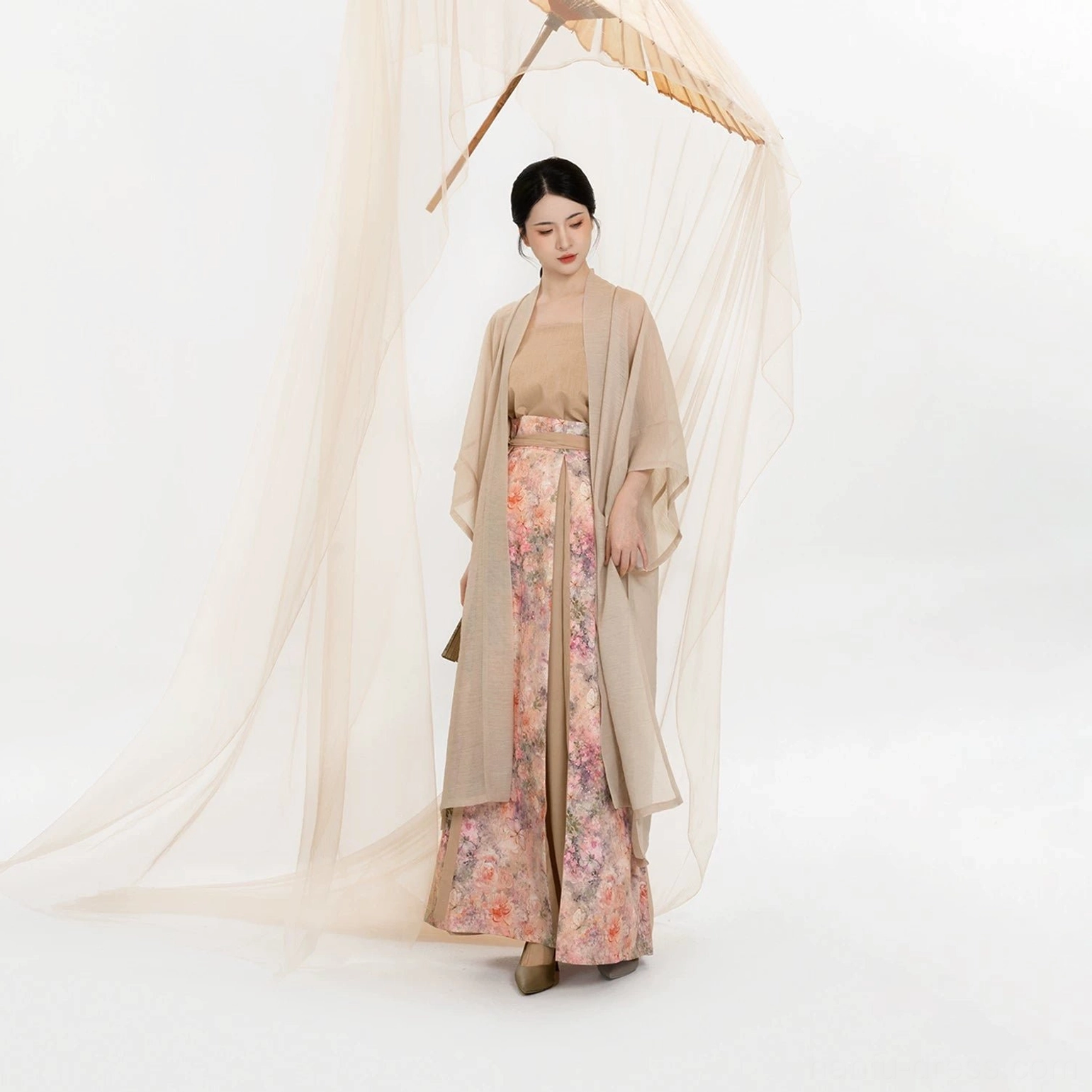 Complete Song Dynasty modern Hanfu set with Changgan Temple beizi, beige camisole, and floral pleated wrap skirt