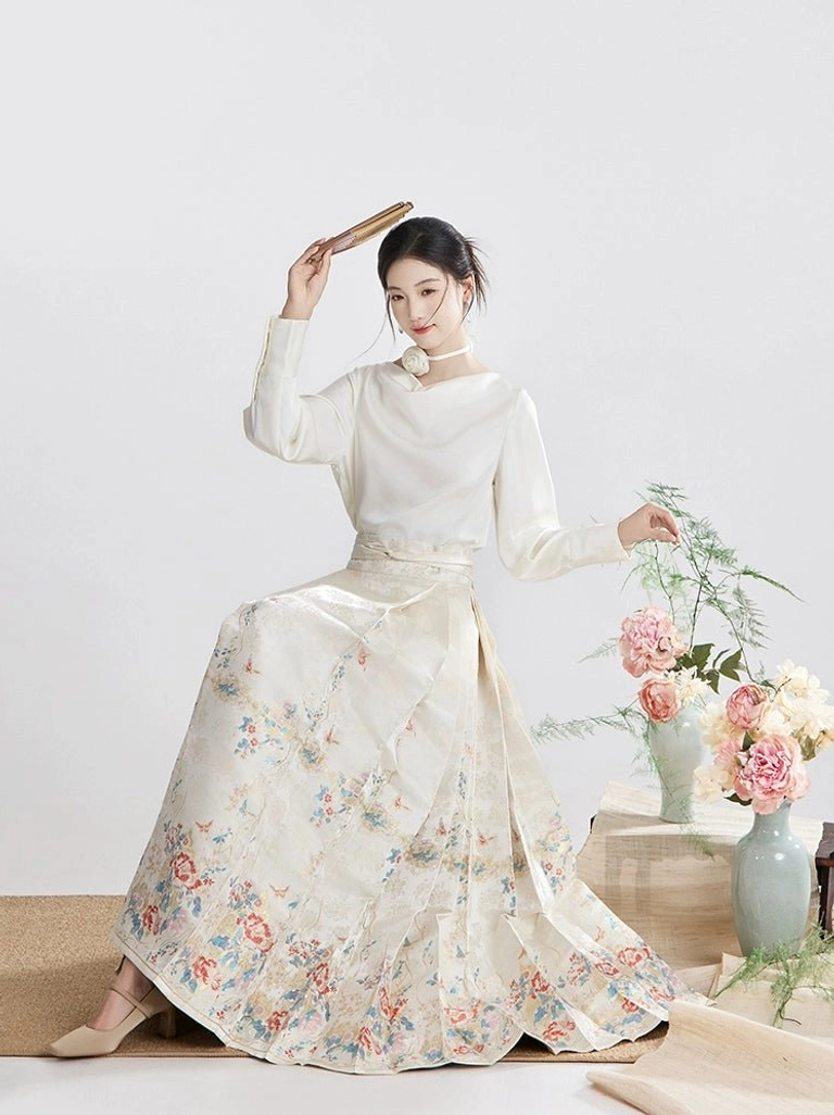 Floral mamianqun Hanfu outfit in cream white with full coverage botanical print and naturally draped pleated skirt