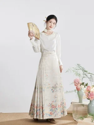 Cream white mamianqun Hanfu outfit with floral print pleated horse face skirt, traditional hairpins, and golden folding fan