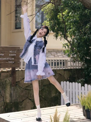 Full body view of dream elephant modern Hanfu outfit with gradient bijia vest and pleated mini mamianqun skirt