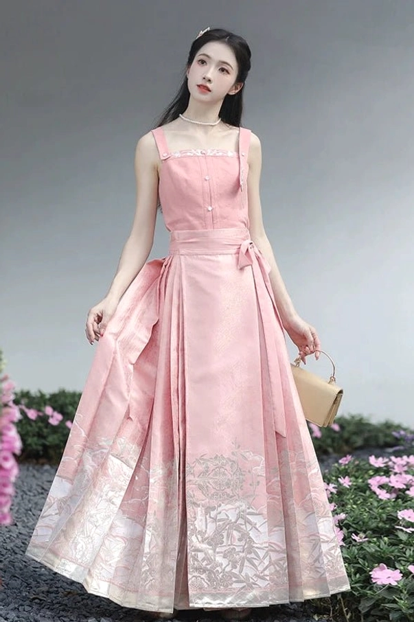 Three quarter view of dusty pink Hanfu bustier and pleated Mamianqun horse face skirt with gold jacquard hem