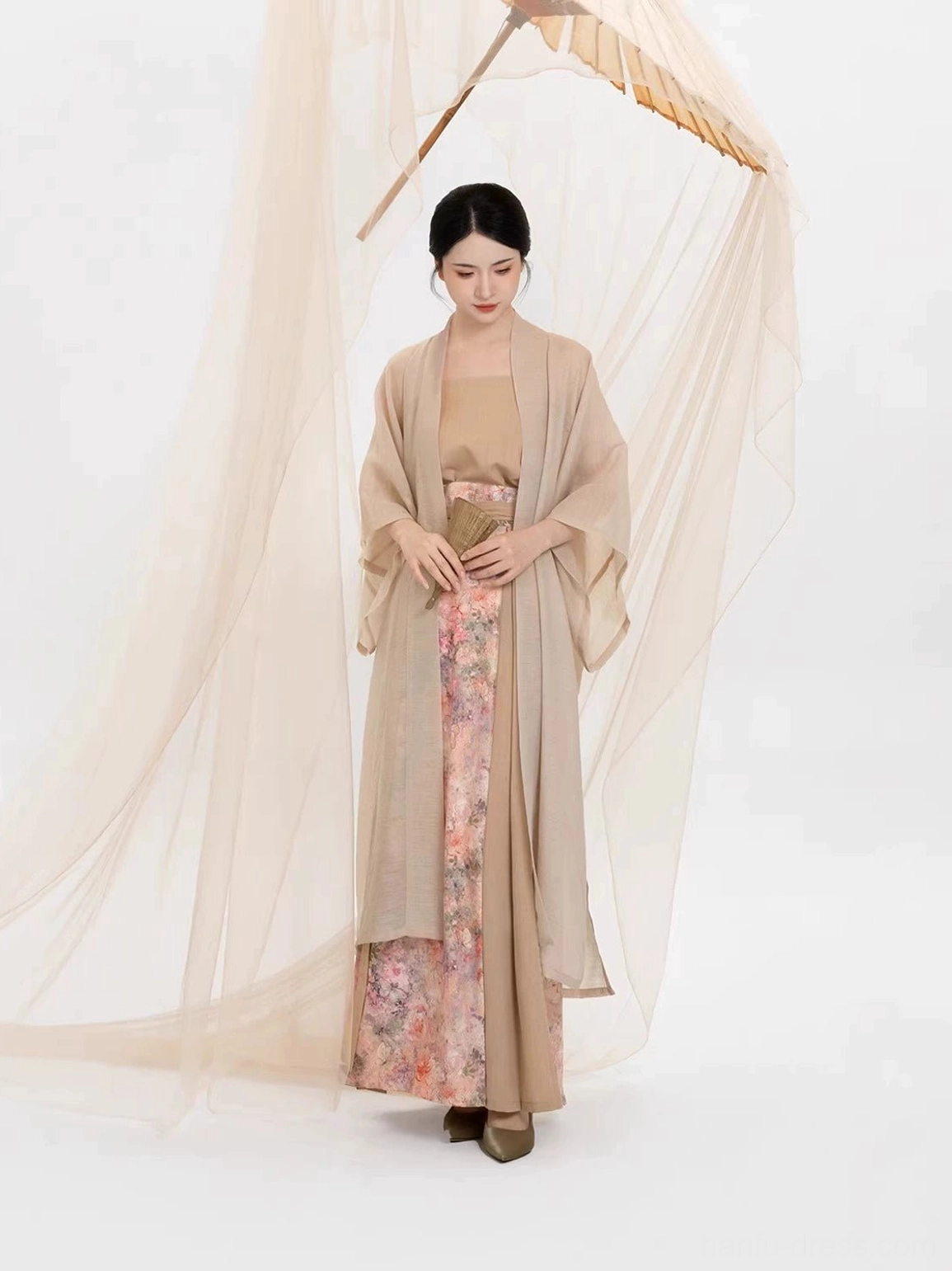 Elegant modern Song Dynasty Hanfu set featuring a linen-look beizi outer robe, camisole, and floral skirt