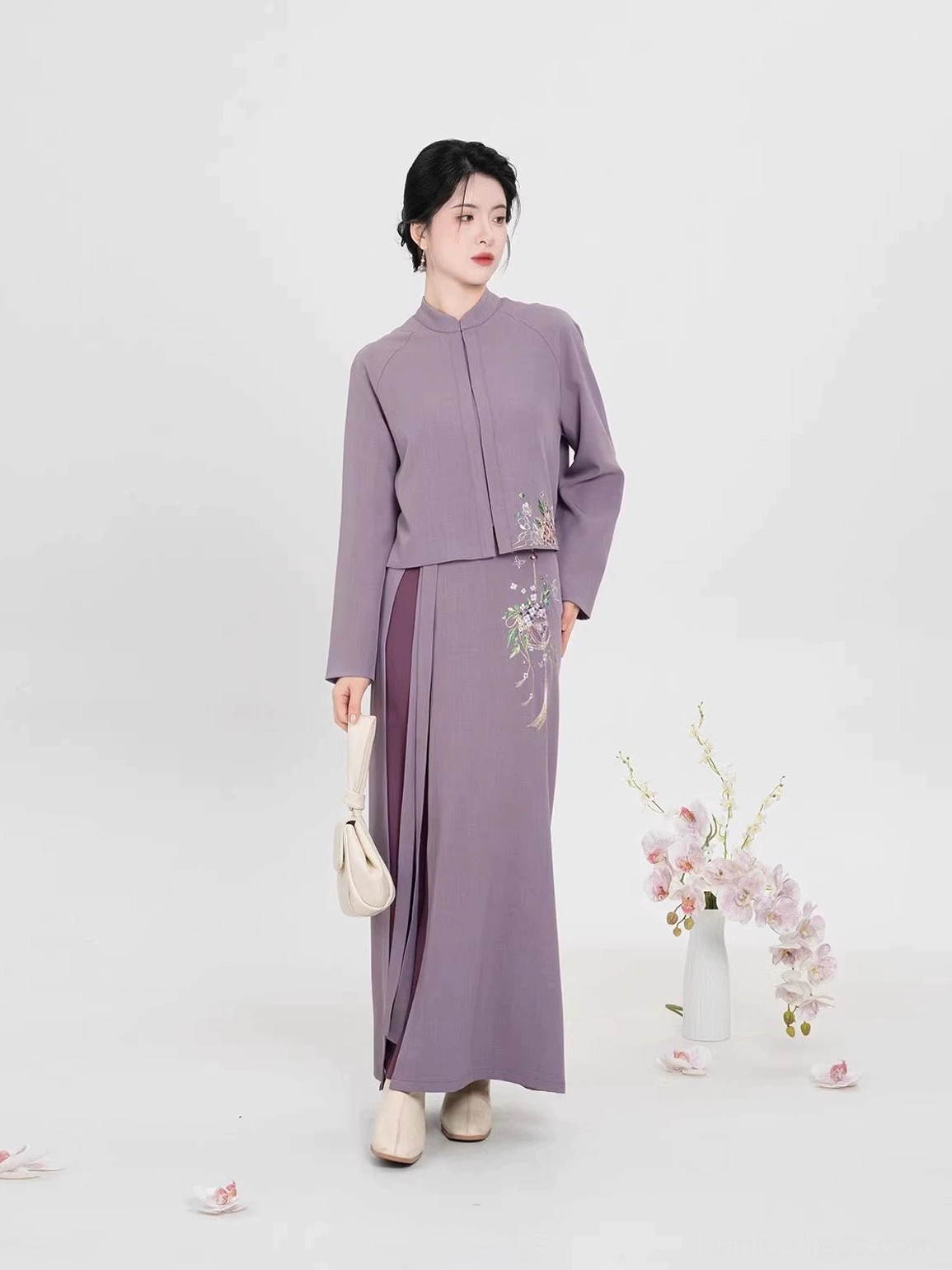 Back-side view of dusty purple modern Ming Dynasty Hanfu with concealed placket cropped top and long skirt