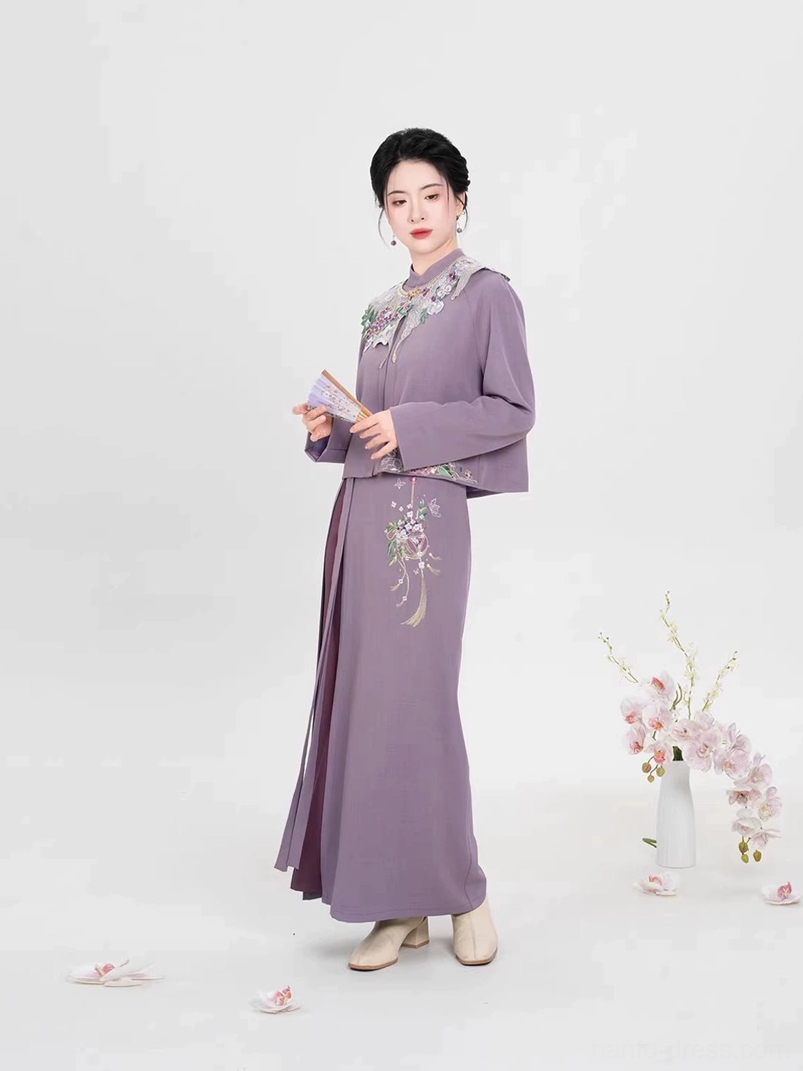 Falling Wisteria purple Ming Dynasty Hanfu set with floral embroidery cloud collar and folding fan styling