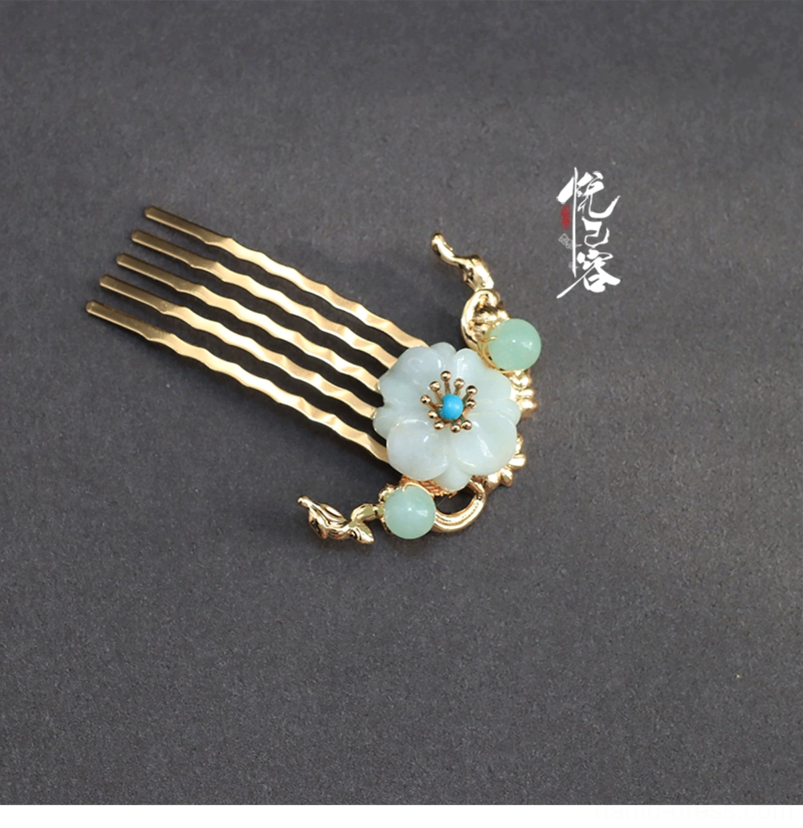 Five-tooth gold Hanfu hair comb decorated with white flower bead, turquoise inlay, green jade-inspired beads, and small bird ornaments