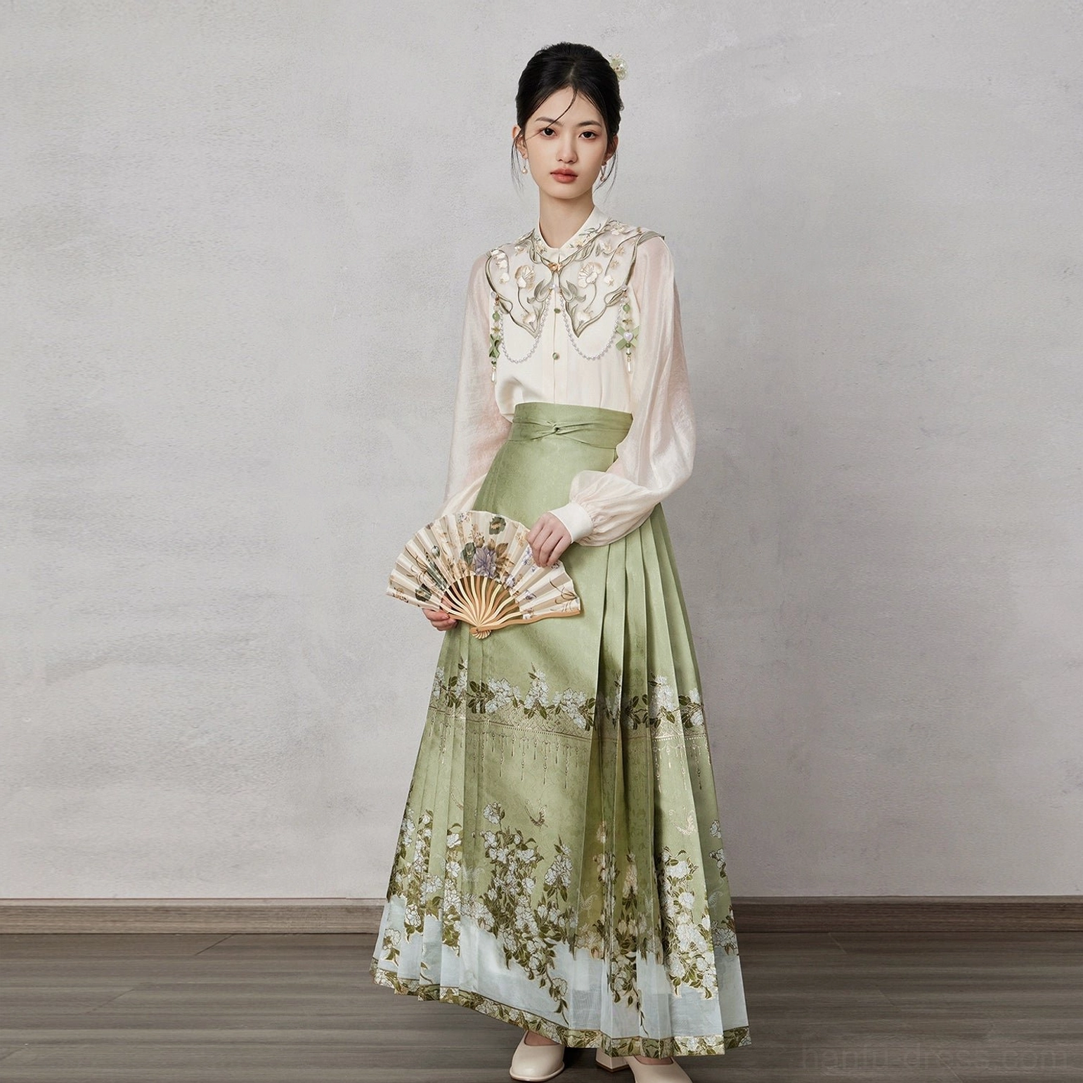 Full green modern Ming style Hanfu outfit with embroidered cloud collar matching floral mamianqun horse face skirt and folding fan