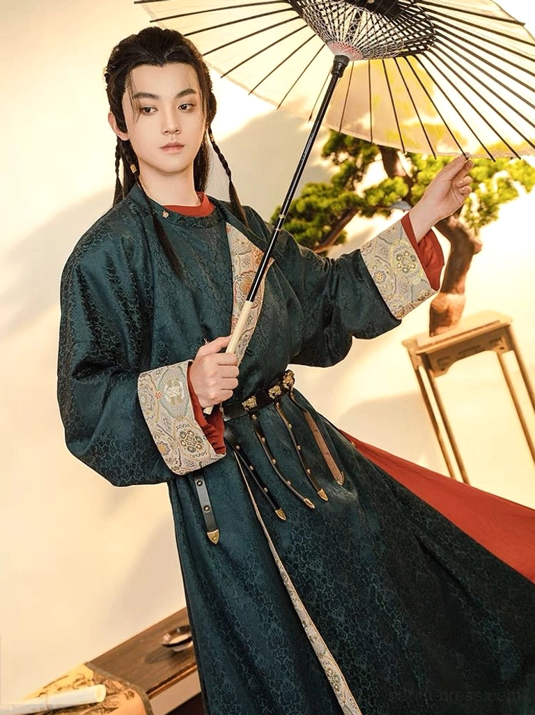 Guan Shan Yue Tang Dynasty men’s Hanfu full outfit with dark teal jacquard robe, red lining, round collar, decorative waist belt styling, and oil paper umbrella
