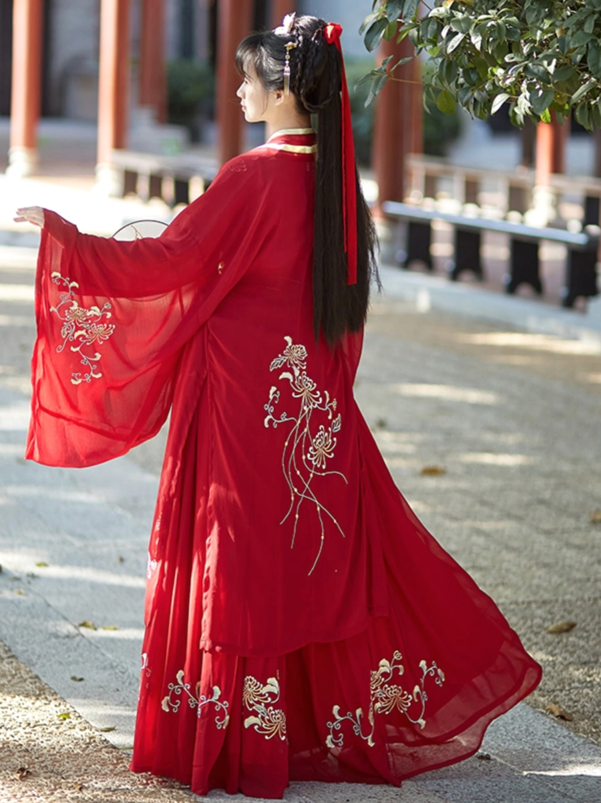 Red Song Dynasty qiyao ruqun hanfu complete set back side view showing flowing embroidered beizi coat and floor-length skirt
