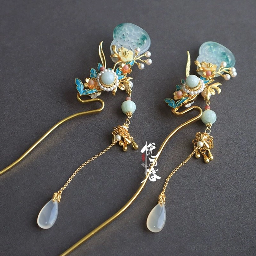 Side view of matching jade-inspired Chinese Hanfu hairpins with lotus-seed shaped ornaments, floral details, tassels, white pendants and deer charms