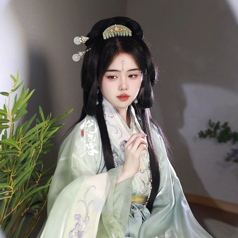 Semicircular jade green Hanfu hair comb with gold floral filigree central gem and pearl accents on dark display background