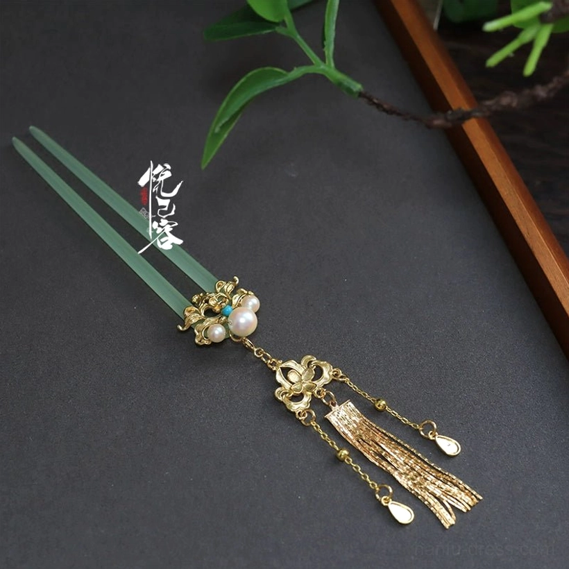 Single pronged jade green Hanfu hair pin with gold floral decoration pink gemstone and pearl accents