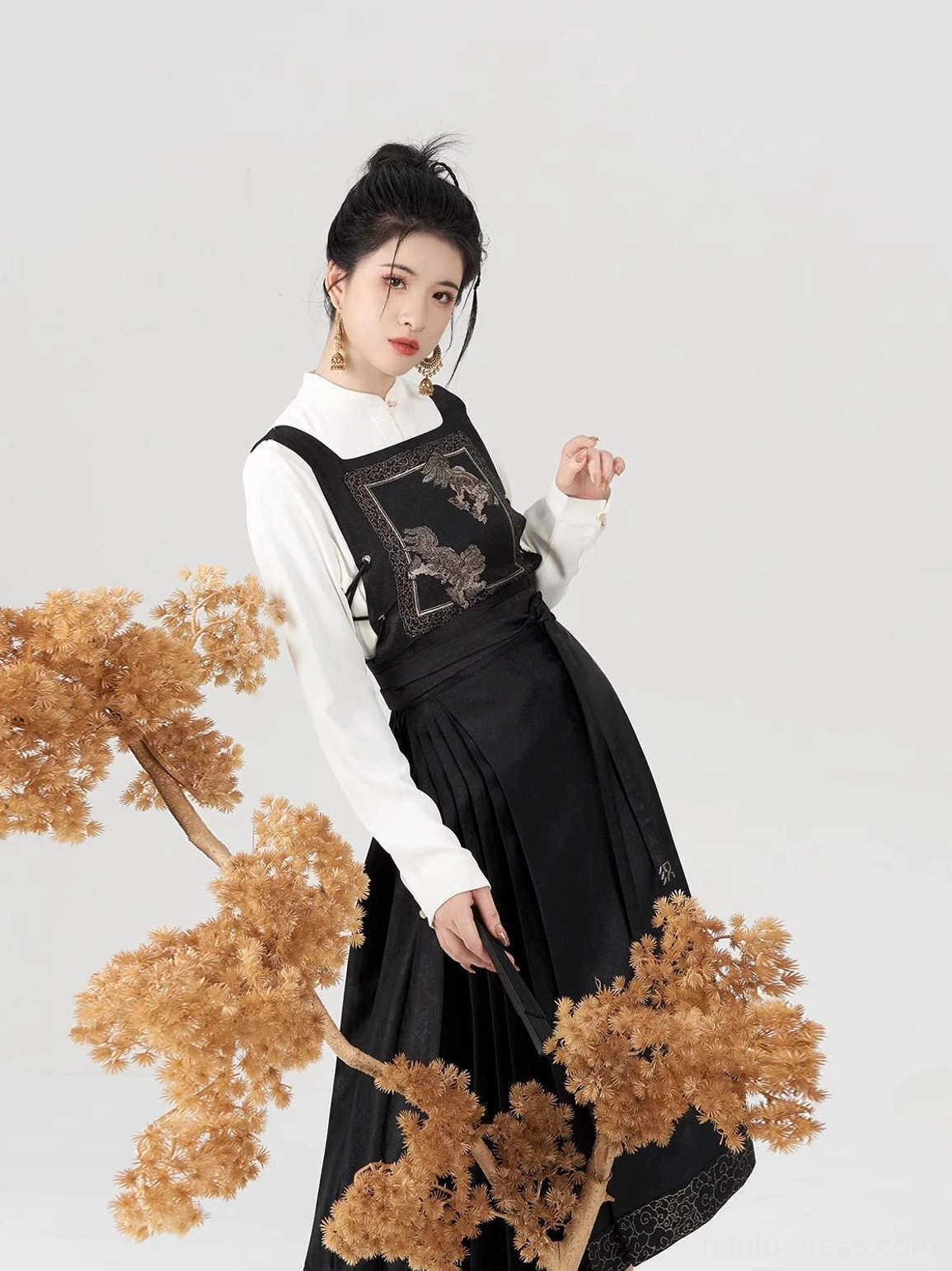 Dynamic side pose wearing Jinwu modern Hanfu vest and black Ming style mamianqun skirt with gold embroidery