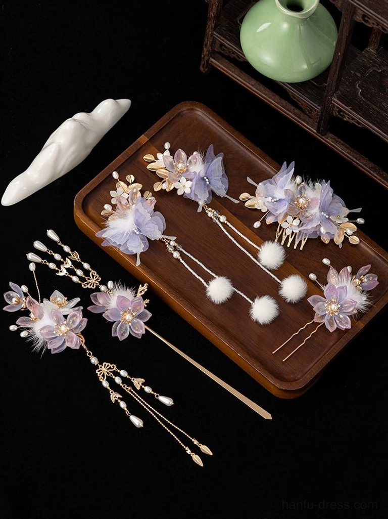 Complete lavender edelweiss Hanfu hair accessory set with floral hair comb, hair clips, long hairpin, faux pearls and white pom-pom tassels