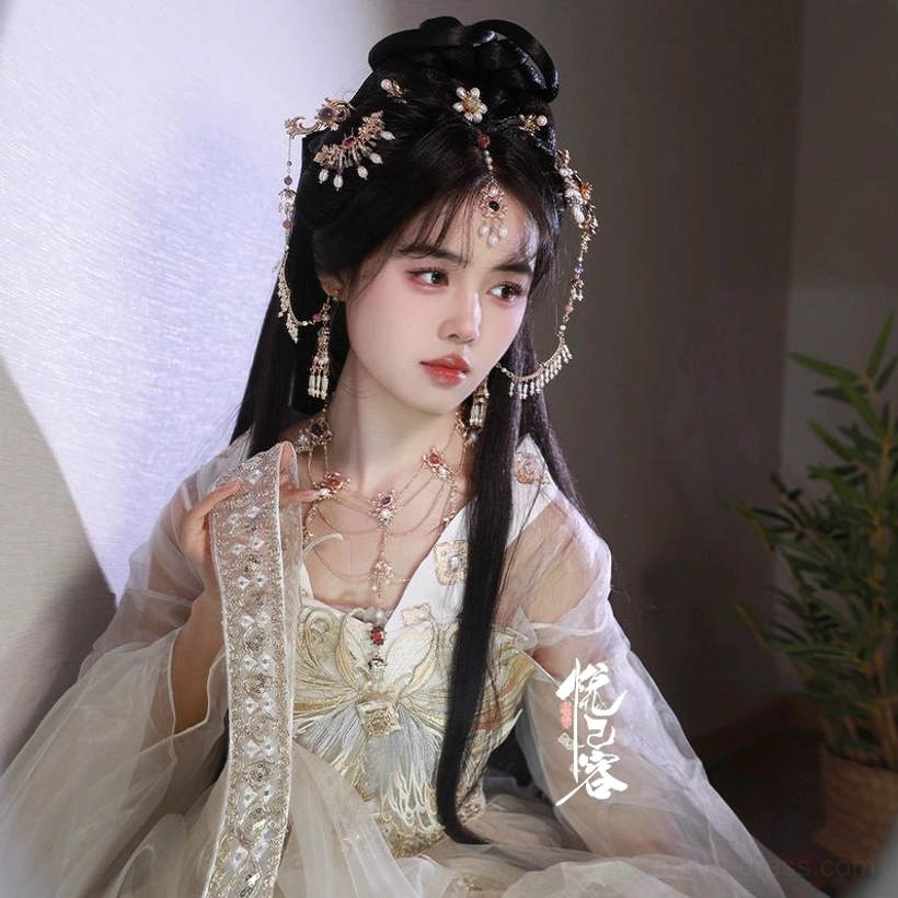 Elegant Chinese Hanfu styling with a layered pearl necklace, traditional hair ornaments, flowing beige robes, and a graceful fairy-inspired ancient Chinese look