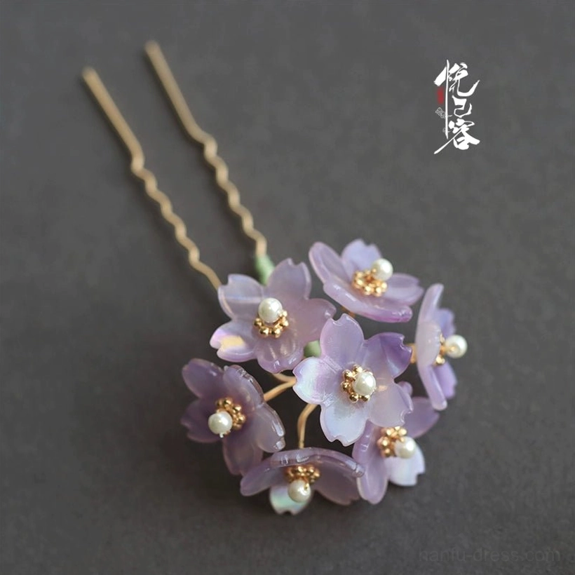 Single light purple hydrangea Chinese hair pin with translucent cluster blossoms pearl decoration and a graceful golden wavy hair stick