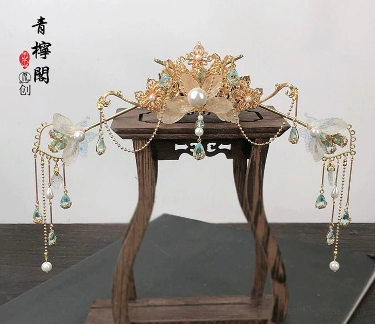 Amethyst Linyu Chinese Hanfu floral hair crown displayed on traditional wooden stand with green-blue glass-style tassel pendants
