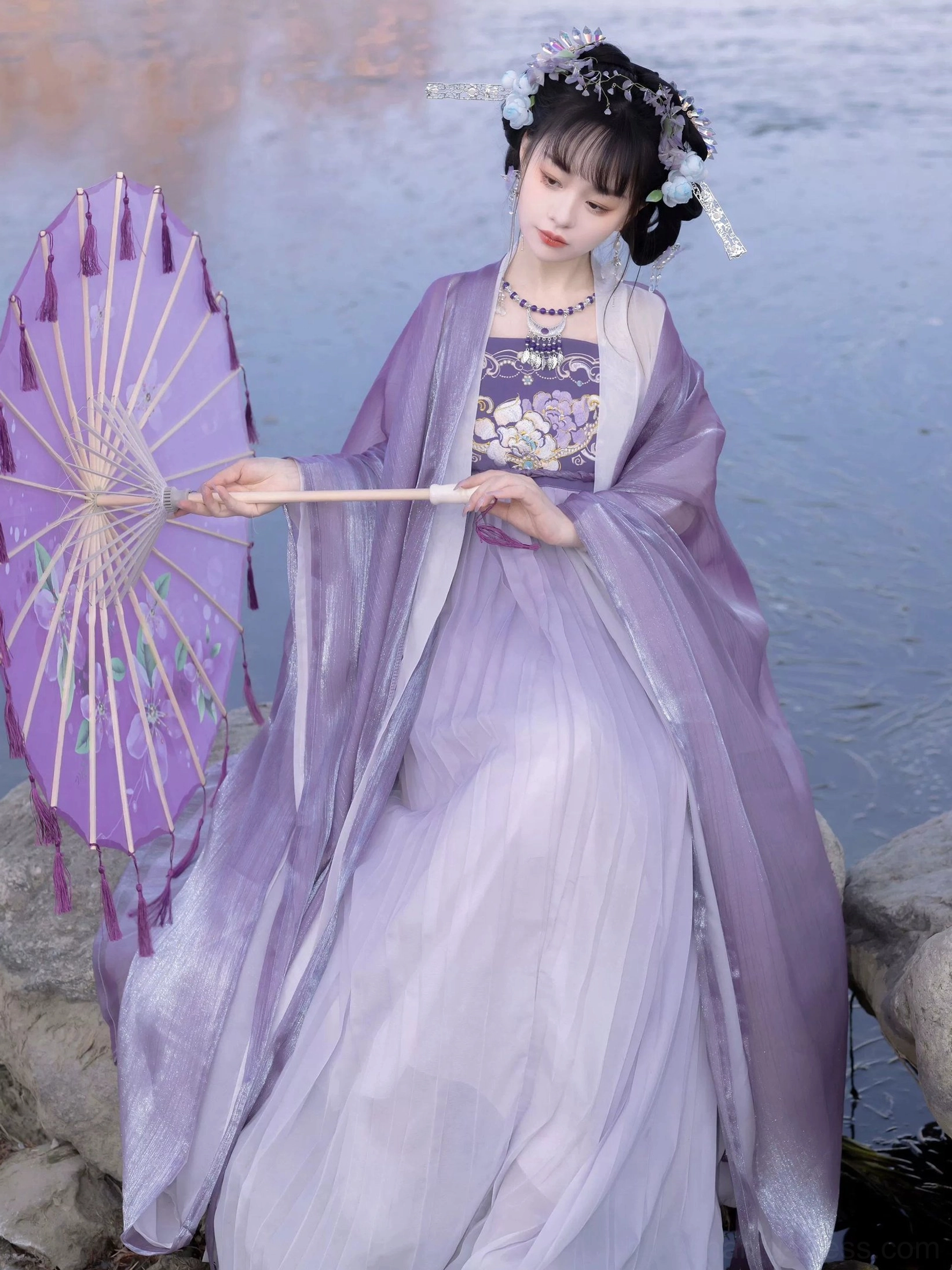 Mauve Tang Dynasty Hanfu Heziqun complete set seated by lake with embroidered floral chest bodice purple necklace and oil paper umbrella