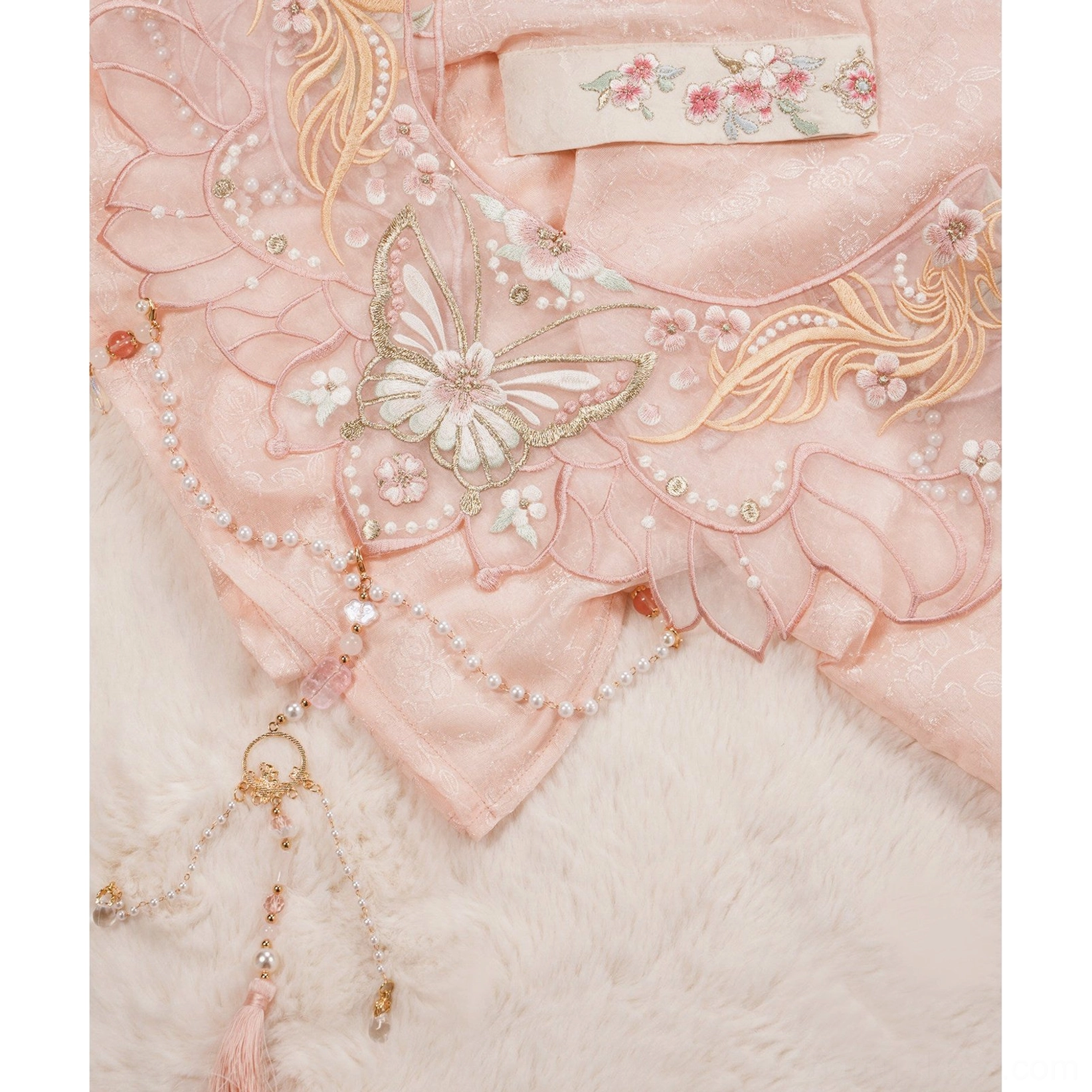 Ming Dynasty pink pipa sleeve top and landscape mamianqun hanfu cloud collar accessory detail