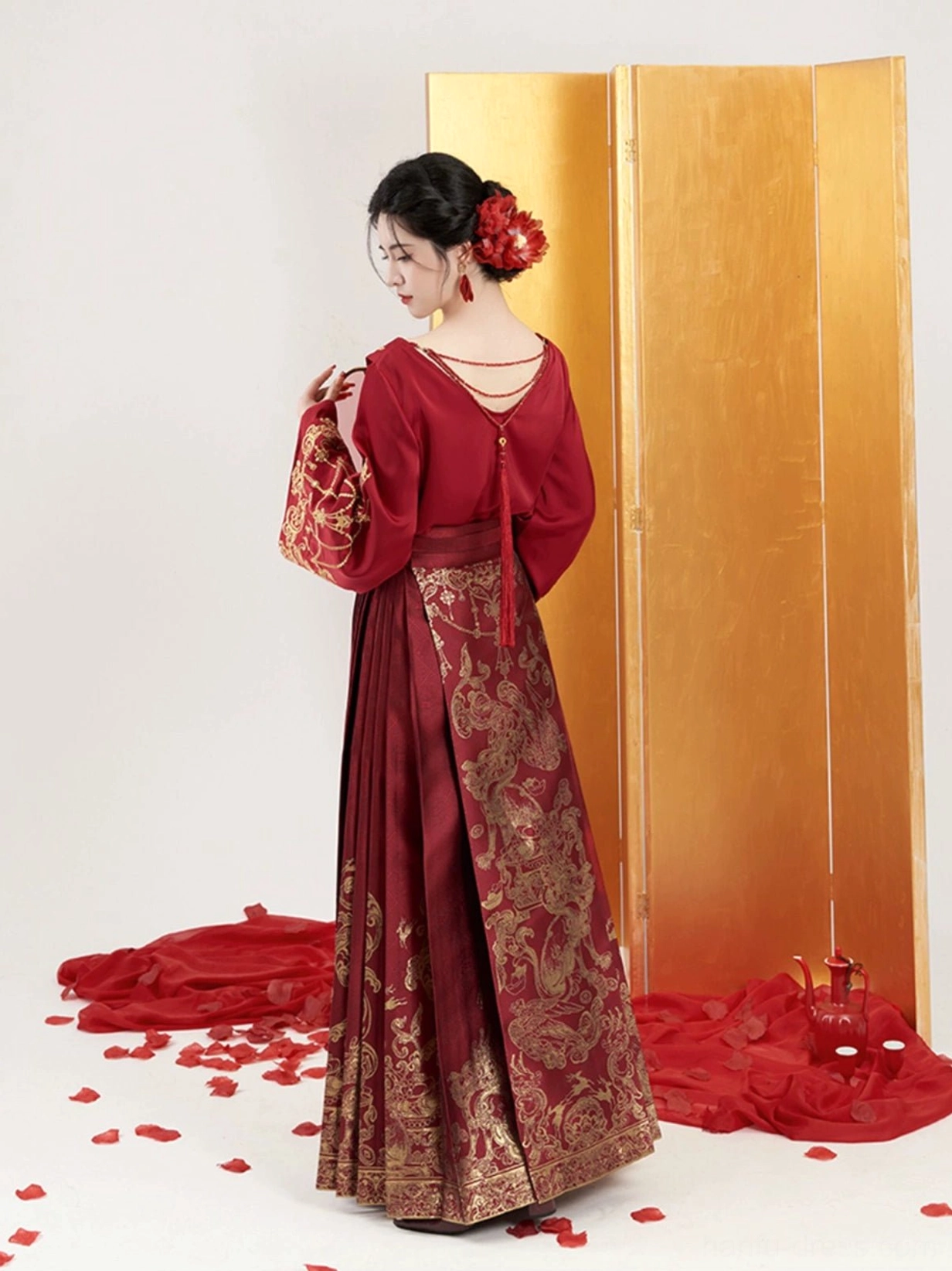 Back view of Ming Dynasty wedding Hanfu showing open V back top and long crimson gold Mamian skirt