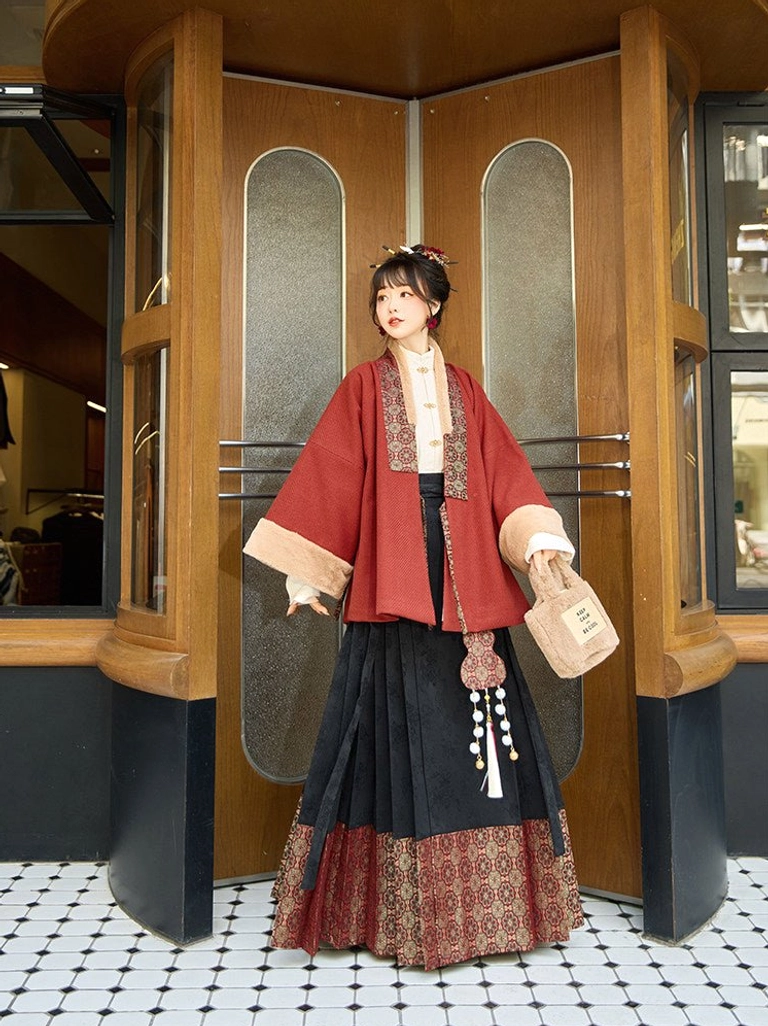 Red cross-collar Ming-style Hanfu jacket with fluffy cuffs tassel pendant and black red mamianqun horse face skirt