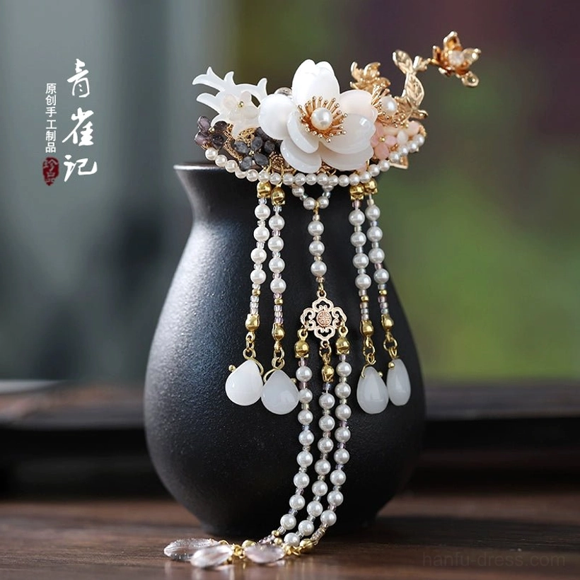 Minimalist Chinese Hanfu floral hairpin with matching white and gold flower design and simplified pearl-style tassel pendants