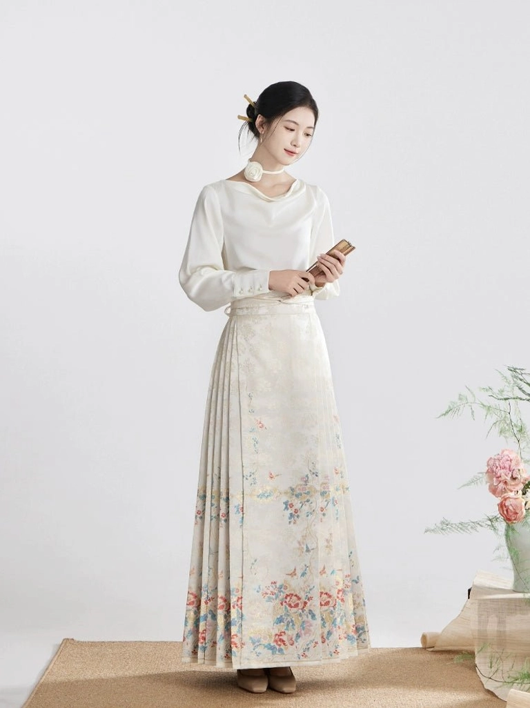 Minimalist modern Hanfu mamianqun outfit with plain boat neck long sleeve top and tonal pleated horse face skirt