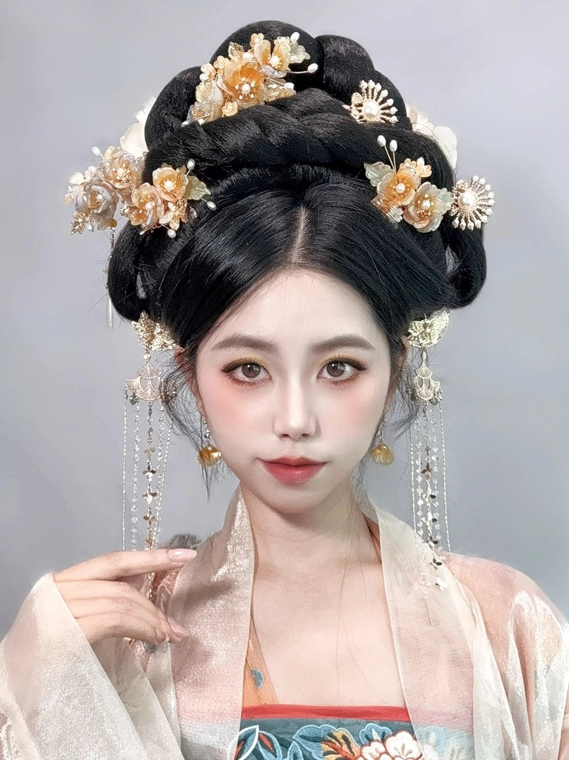 Model wearing a complete amber Hanfu hair ornament set with floral hairpins, pendant accessories, drop earrings, and Song-style Chinese traditional clothing