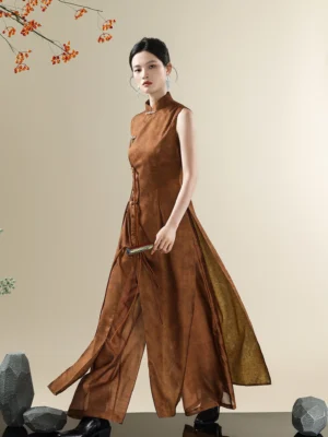 Modern chestnut brown Hanfu qipao dress set with sleeveless stand collar tunic, frog buttons, side split hem, and wide-leg pants styled with a folding fan