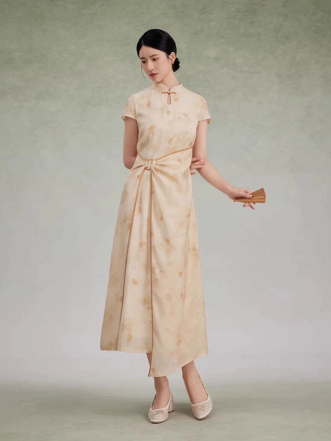 Modern Hanfu floral asymmetrical qipao maxi dress with Mandarin collar, frog closure, twisted waist and folding fan