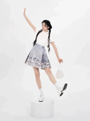 Dynamic side view of a modern Hanfu outfit with a short-sleeve Chinese frog-fastener top and pleated mini mamianqun skirt