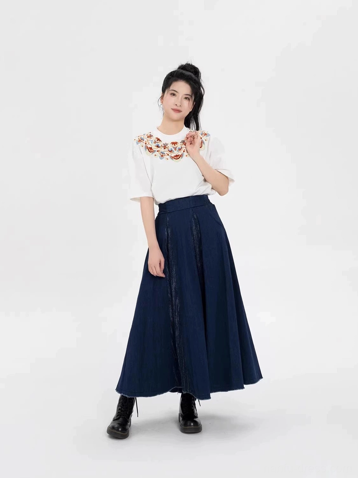 Modern Hanfu two-piece outfit featuring a loose embroidered cotton T-shirt and high-waisted dark blue maxi skirt
