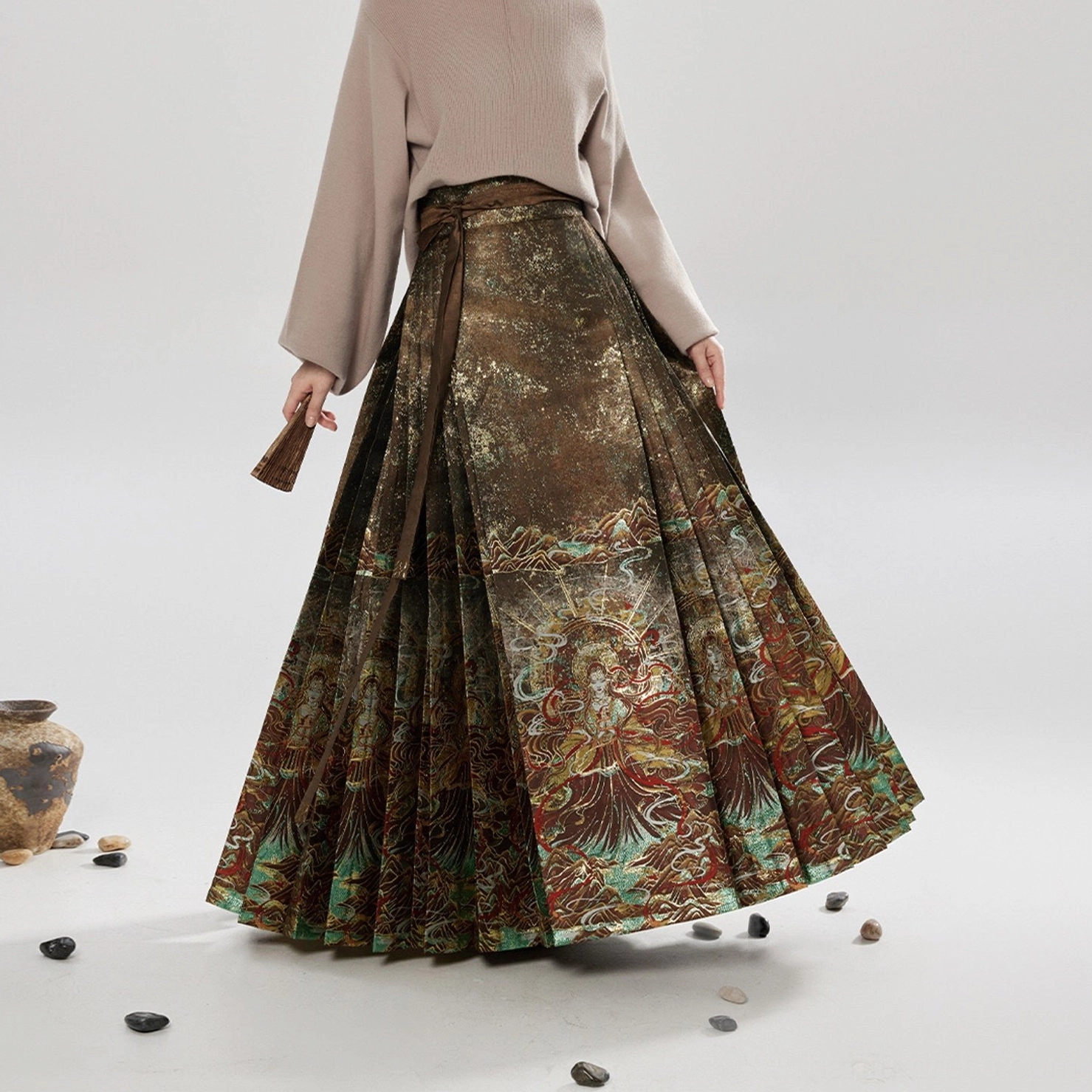 Modern Ming-inspired hanfu outfit with full printed mamianqun horse-face skirt and flowing fabric drape
