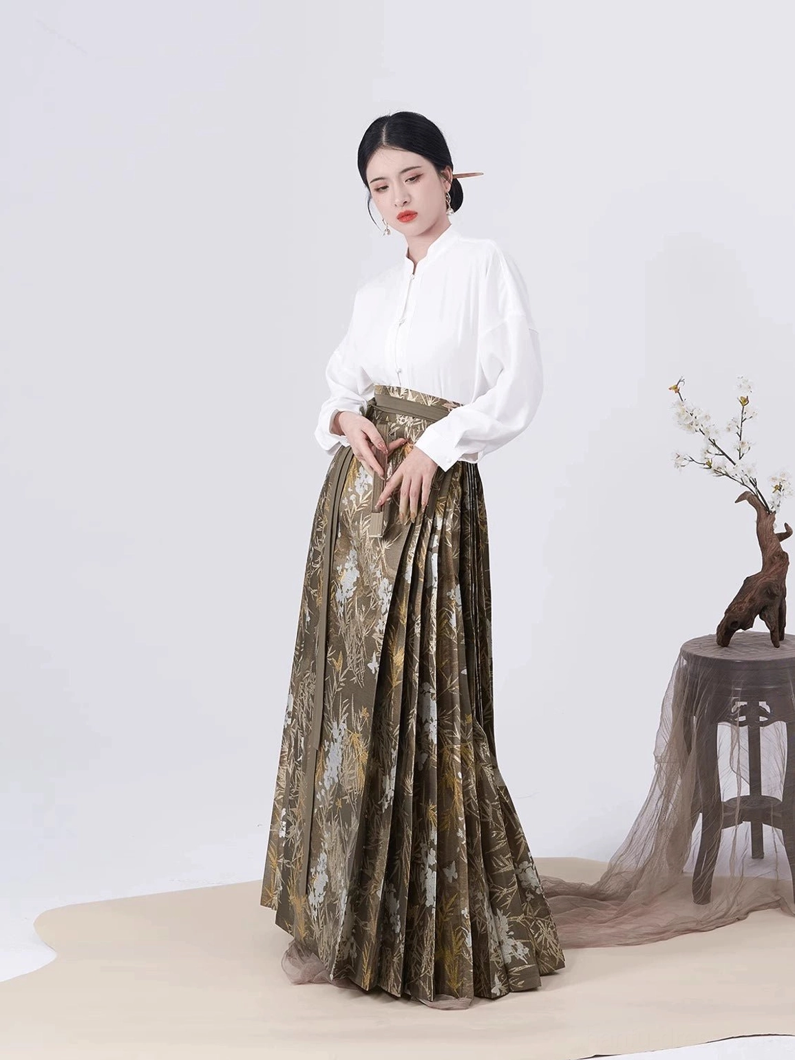 Modern Ming-style Hanfu outfit featuring a high-waisted bamboo-patterned pleated mamian skirt with elegant traditional Chinese details
