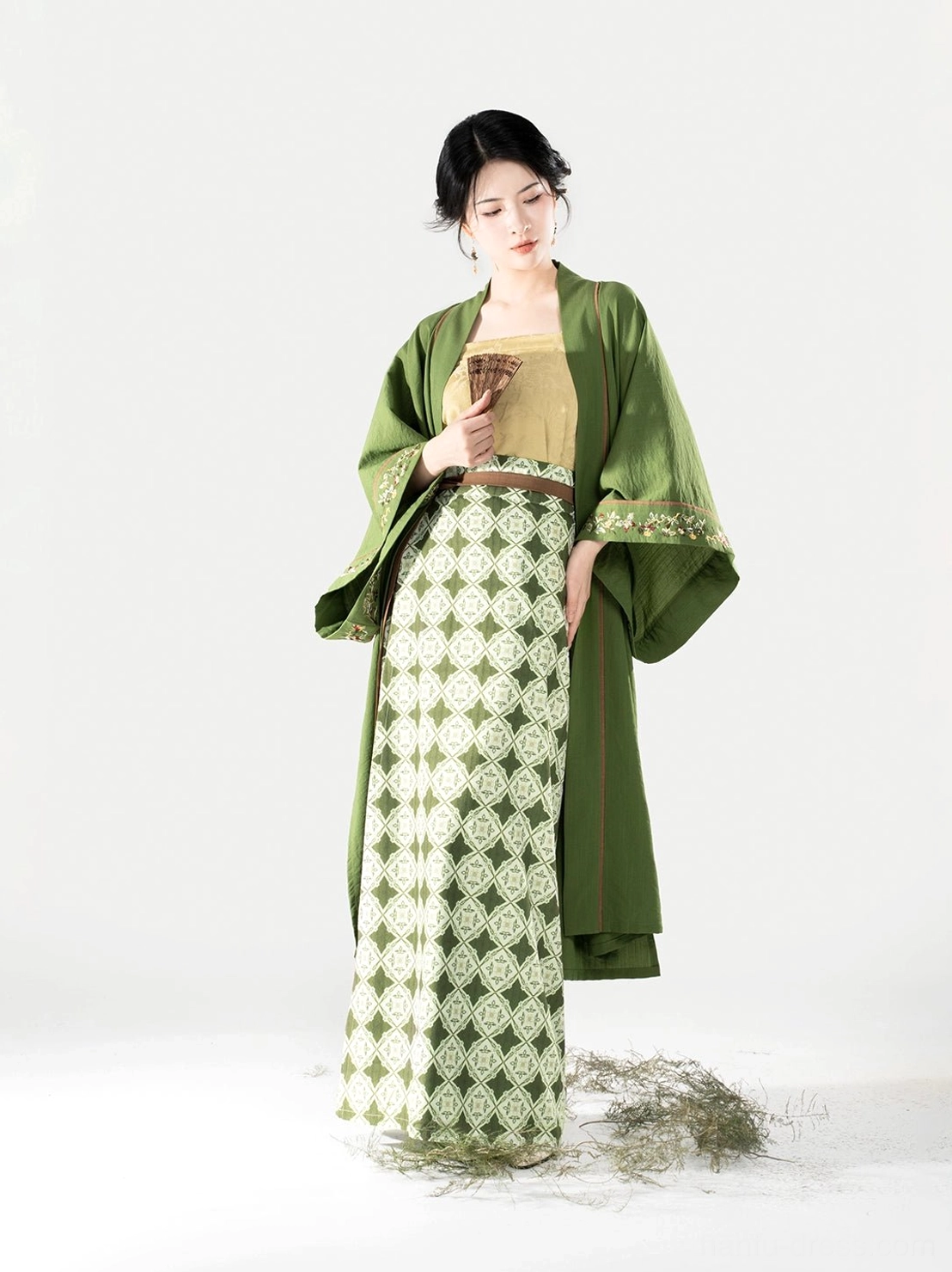 Modern Song Dynasty hanfu set with embroidered moss green beizi decorative sleeve trim and flowing geometric spiral skirt