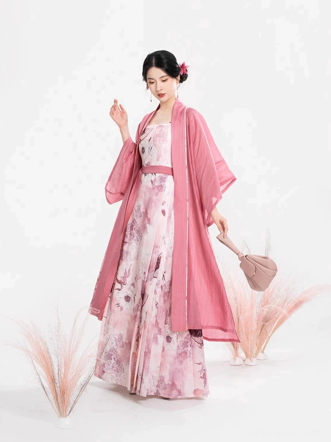 Modern Song Dynasty Hanfu outfit with pink Changgan Temple beizi jacket floral long dress and mini handbag
