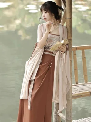 Side view of modern Song Dynasty Hanfu set with contrast-trim outer coat, flowing skirt and printed waist sash beside bamboo pavilion