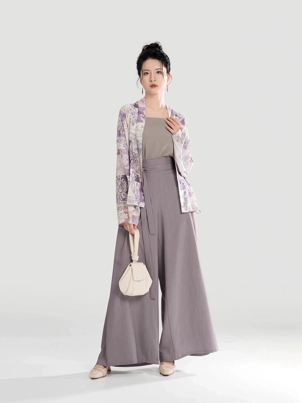 Full-body front view of a modern Song Dynasty Hanfu set with purple winged-sleeve top taupe camisole wide-leg pants and beige handbag