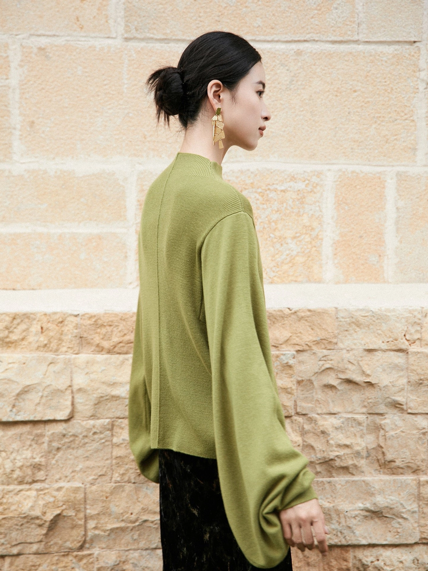 Side and back view of a moss green cashmere blend modern Hanfu sweater featuring a stand collar, oversized long sleeves, relaxed silhouette, and straight hemline